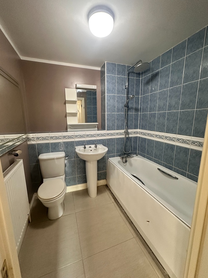 2 Bed Flat, Rollesbrook Gardens, SO15 photo 4