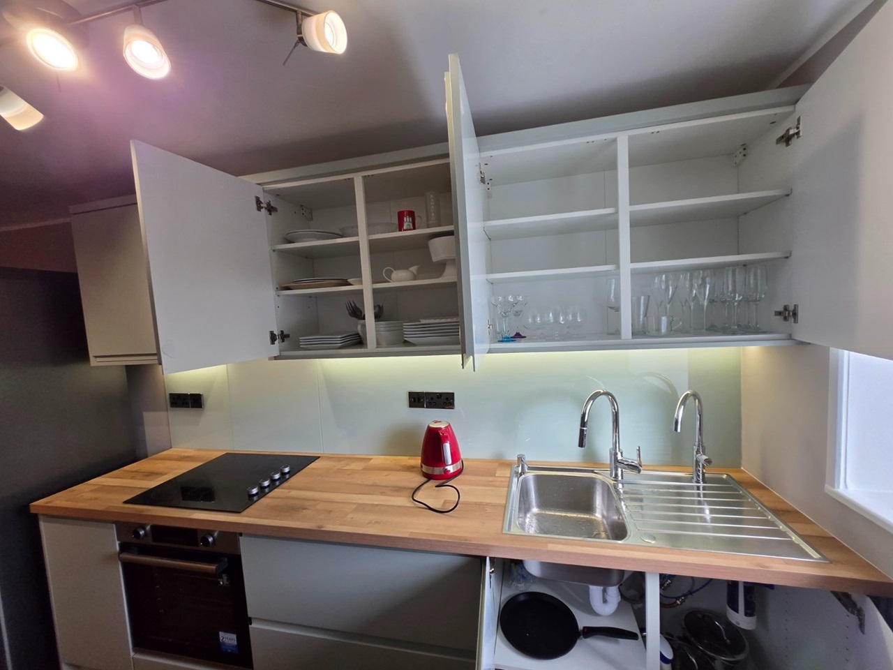 1 Bed Flat, Carmel Avenue, M5 photo 3