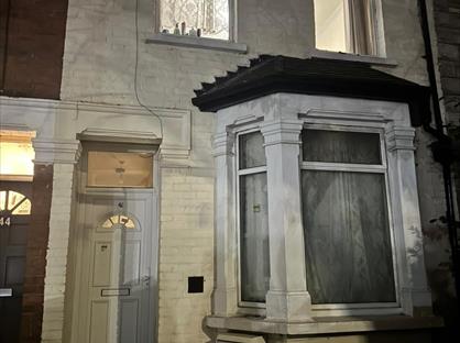 6 Bed Semi-Detached House, Johnson Street, UB2