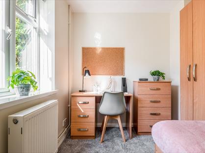 5 Bed Semi-Detached House, Hillside, BN2