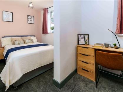 Room in a Shared House, Broad Street, M24