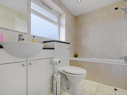 5 Bed Flat, St. Annes Avenue, TW19