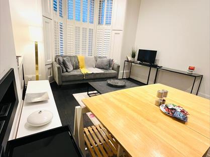 2 Bed Flat, Warwick Road, SW5