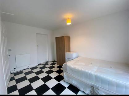 Studio Flat, Caernarvon Close, CR4