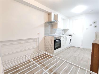 Studio Flat, Caernarvon Close, CR4