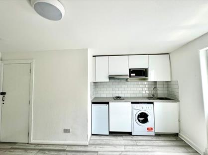 Bedsit, Sussex Gardens, W2