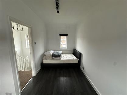 4 Bed Semi-Detached House, Allendale Avenue, UB1