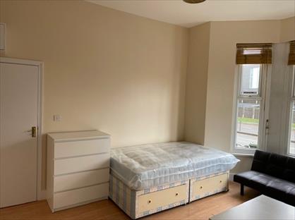 Studio Flat, Talgarth Road, W14