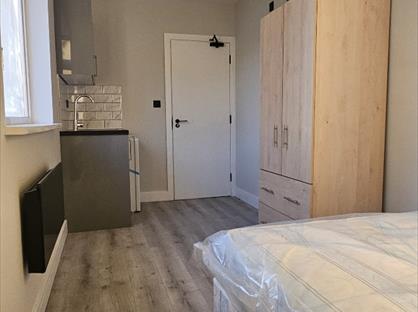 Studio Flat, Kenyngton Drive, TW16