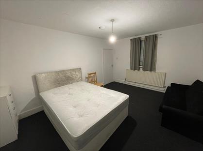 2 Bed Flat, High Street, TW5