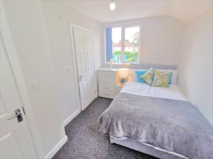 Room in a Shared House, Holly Road, B68