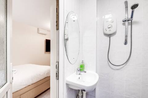 Studio Flat, Wilkinson Croft, B8 photo 5
