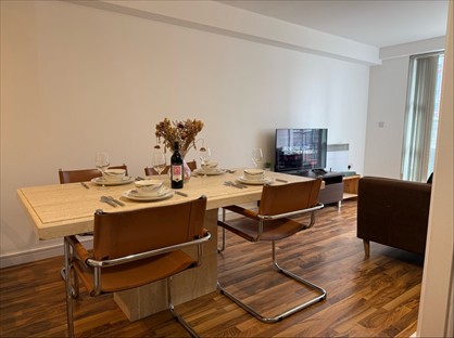 3 Bed Flat, The Quadrangle, M1