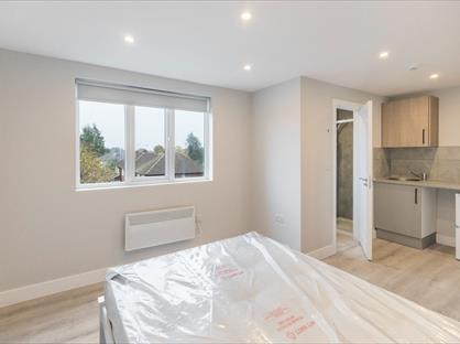Studio Flat, Hanworth Road, TW4
