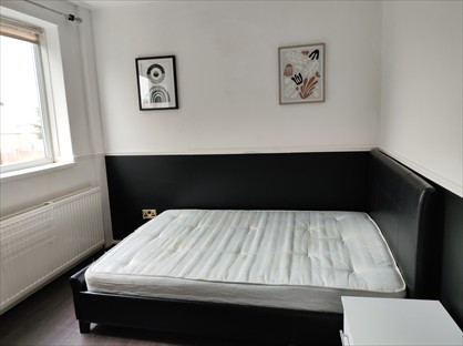 5 Bed Semi-Detached House, Axbridge Walk, M40