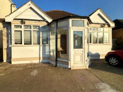 2 Bed Bungalow, Lowermardyke Avenue, RM13