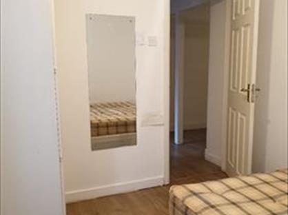 Room in a Shared House, Knightwood Crescent, KT3