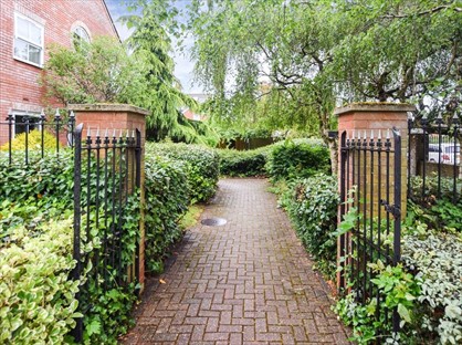 2 Bed Flat, Reading Road, GU14