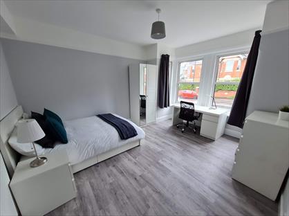 6 Bed Semi-Detached House, Wilton Avenue, SO15