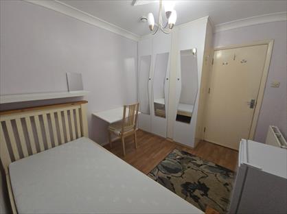 Bedsit, Hendon Way, NW2