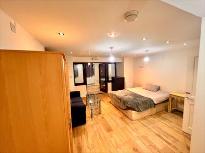 Studio Flat, Maconochies Road, E14