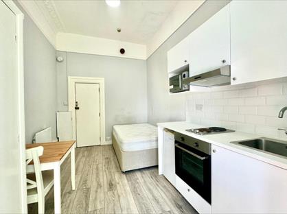 Bedsit, Sussex Gardens, W2