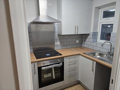 1 Bed Semi-Detached House, Hawthorn Close, TW5
