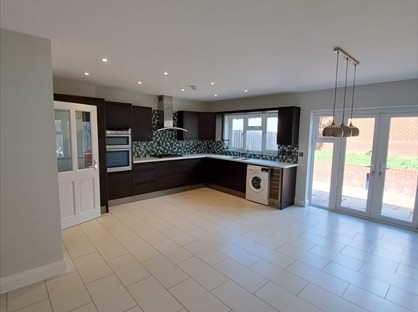 4 Bed Semi-Detached House, Selsdon Park Road, CR2