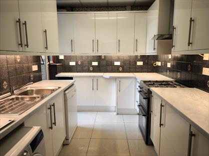 4 Bed Terraced House, Waverley Road, E18