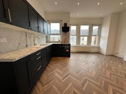 3 Bed Flat, Helix Road, SW2