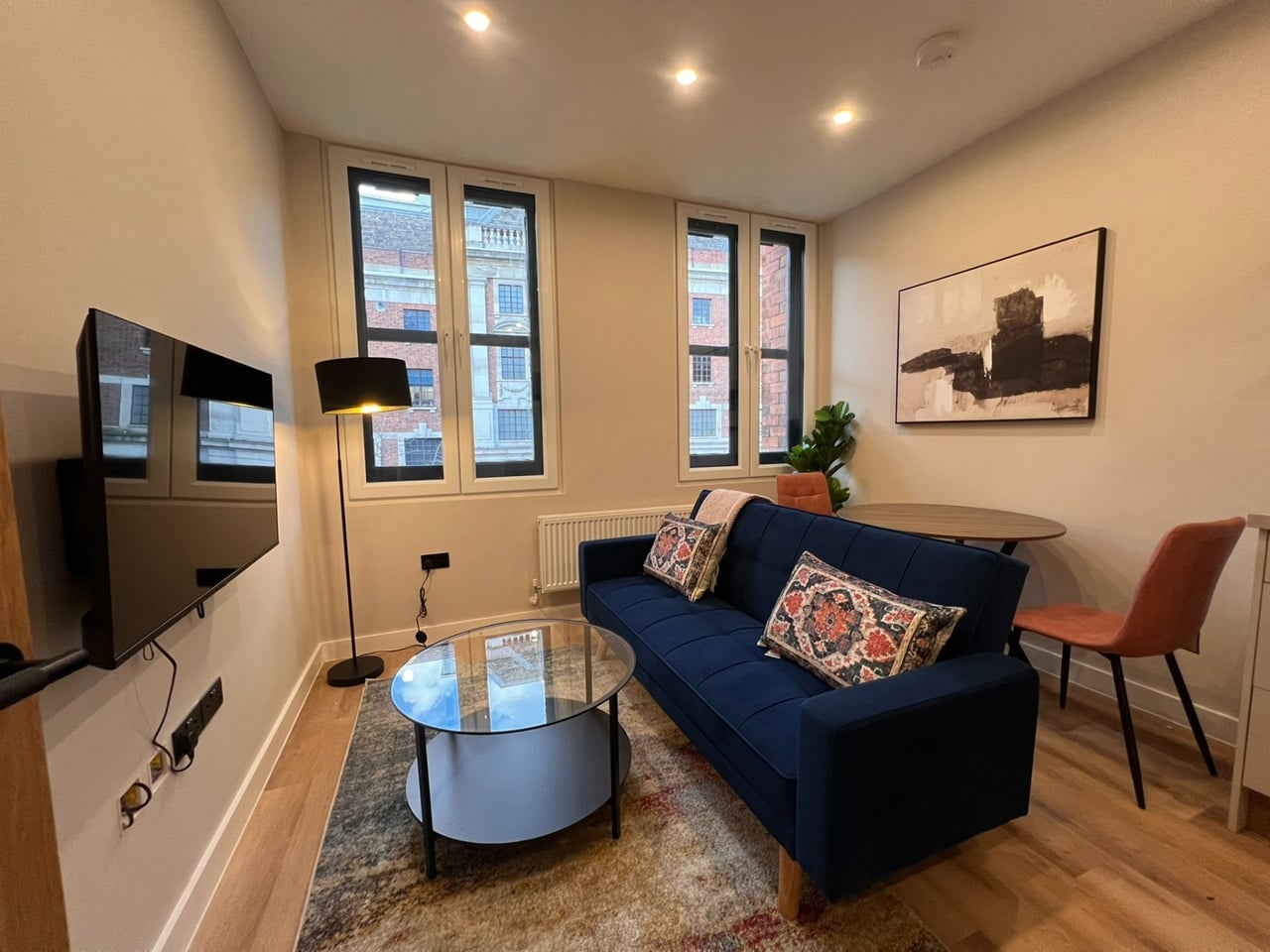 1 Bed Flat, The Headrow, LS1 photo 2