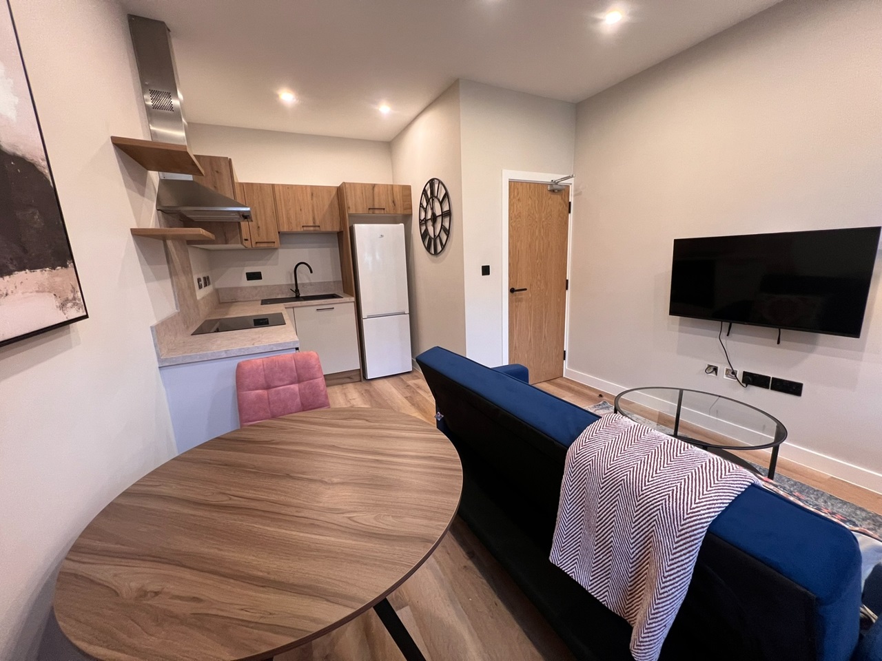 1 Bed Flat, The Headrow, LS1 photo 4