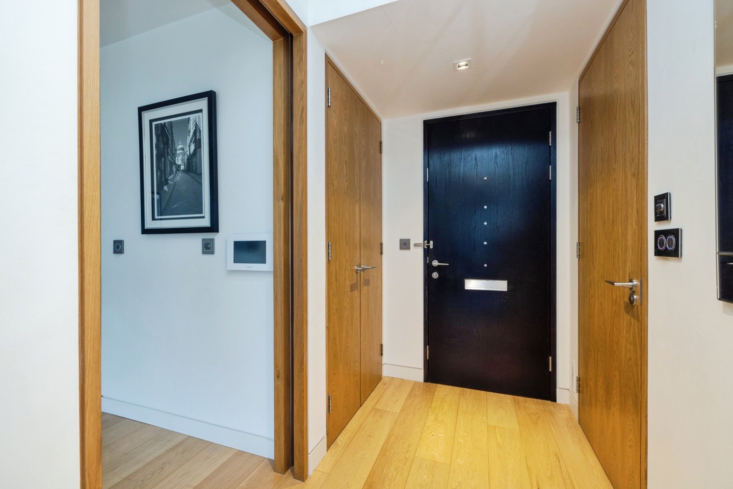 1 Bed Flat, Roman House, EC2Y photo 4