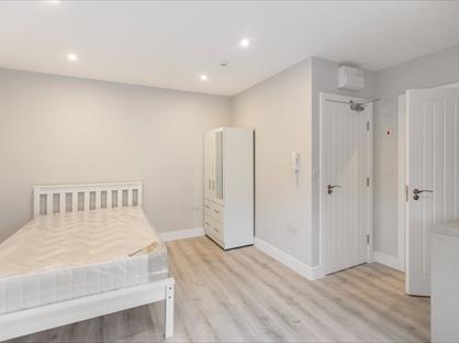 Studio Flat, Lee High Road, SE13