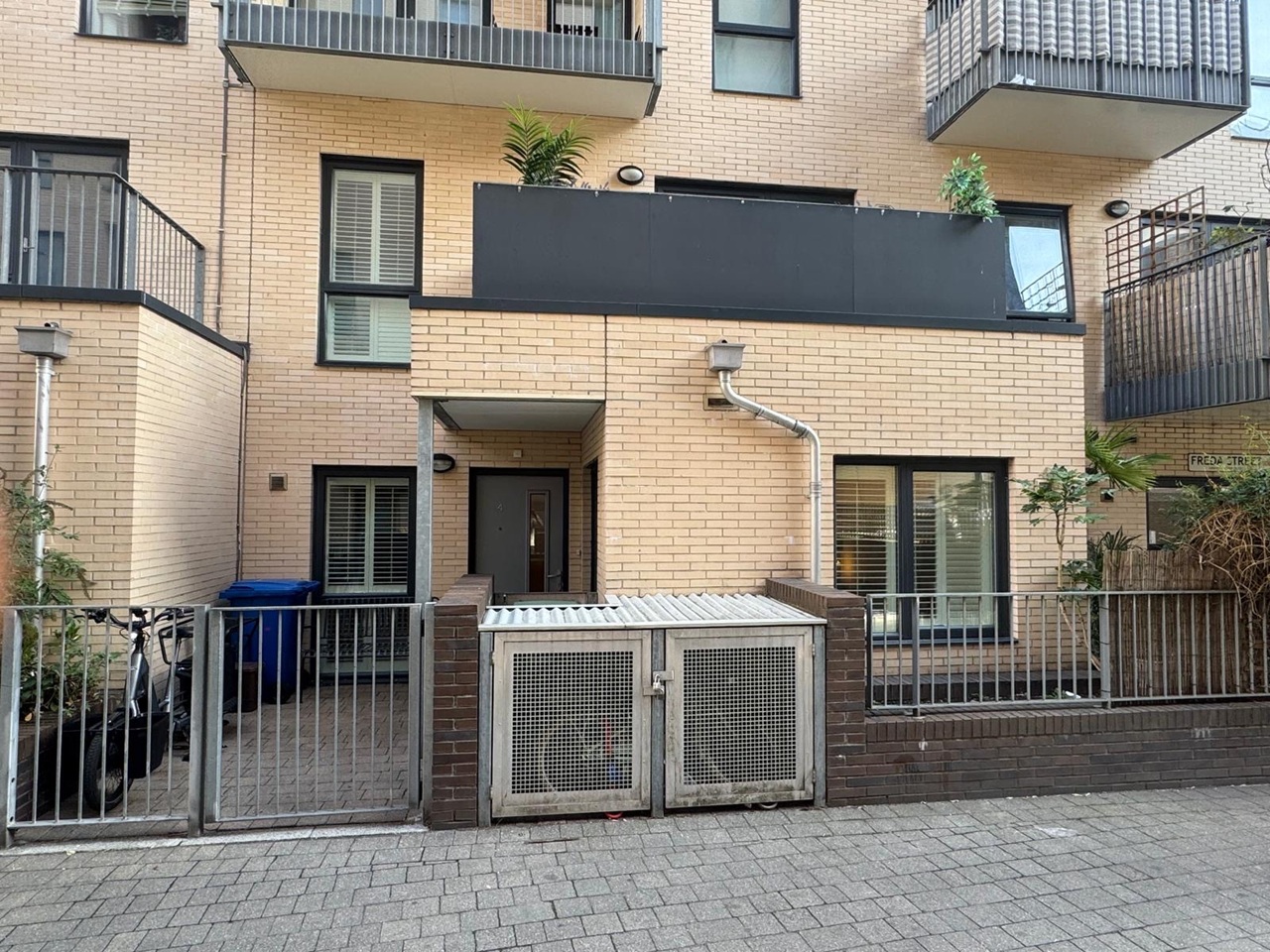 3 Bed Flat, Parker Building, SE16 photo 4