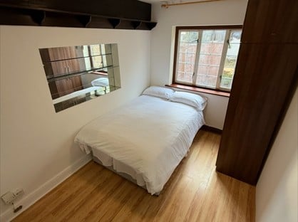 Room in a Shared House, Ellesmere Road, W4