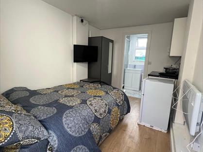 Studio Flat, The Glade, IG5