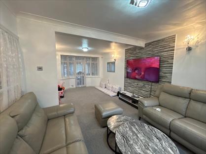 3 Bed Semi-Detached House, Carnarvon Drive, UB3