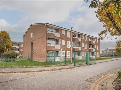 2 Bed Flat, Hunsdon Close, RM9