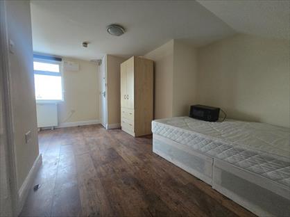 Studio Flat, Vickers Road, DA8