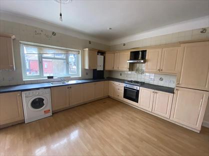 4 Bed Flat, King Street, UB2