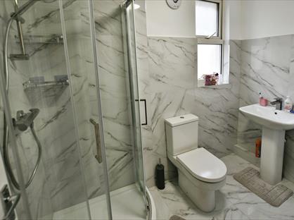 Room in a Shared House, New Road, LL11