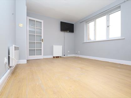 Studio Flat, Linnet Close, N9