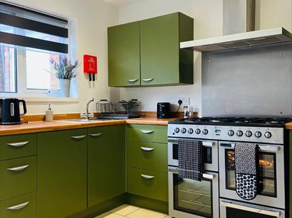 5 Bed Terraced House, Craister Court, CB4