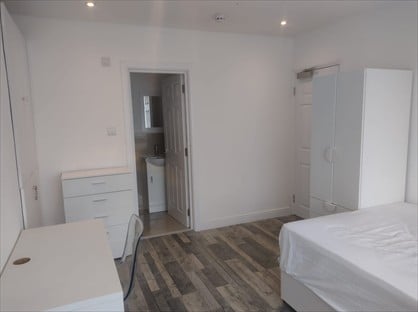 Room in a Shared House, Church Hill Road, SM3