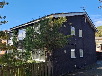 2 Bed Flat, Tudor Court, LL31