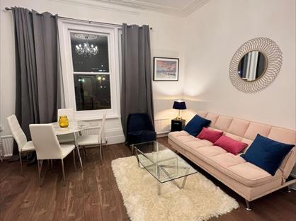 1 Bed Flat, Chiswick High Road, W4