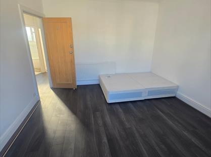 2 Bed Flat, New Road, E4