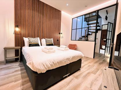 1 Bed Flat, Lexham Gardens Mews, W8