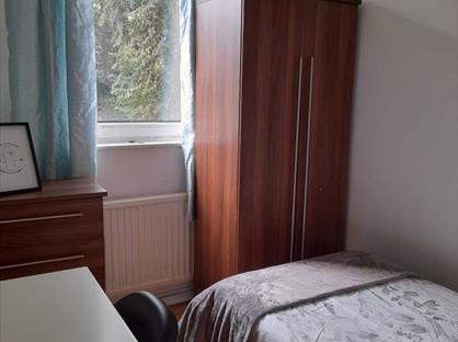 Room in a Shared House, Southmead Road, SW19